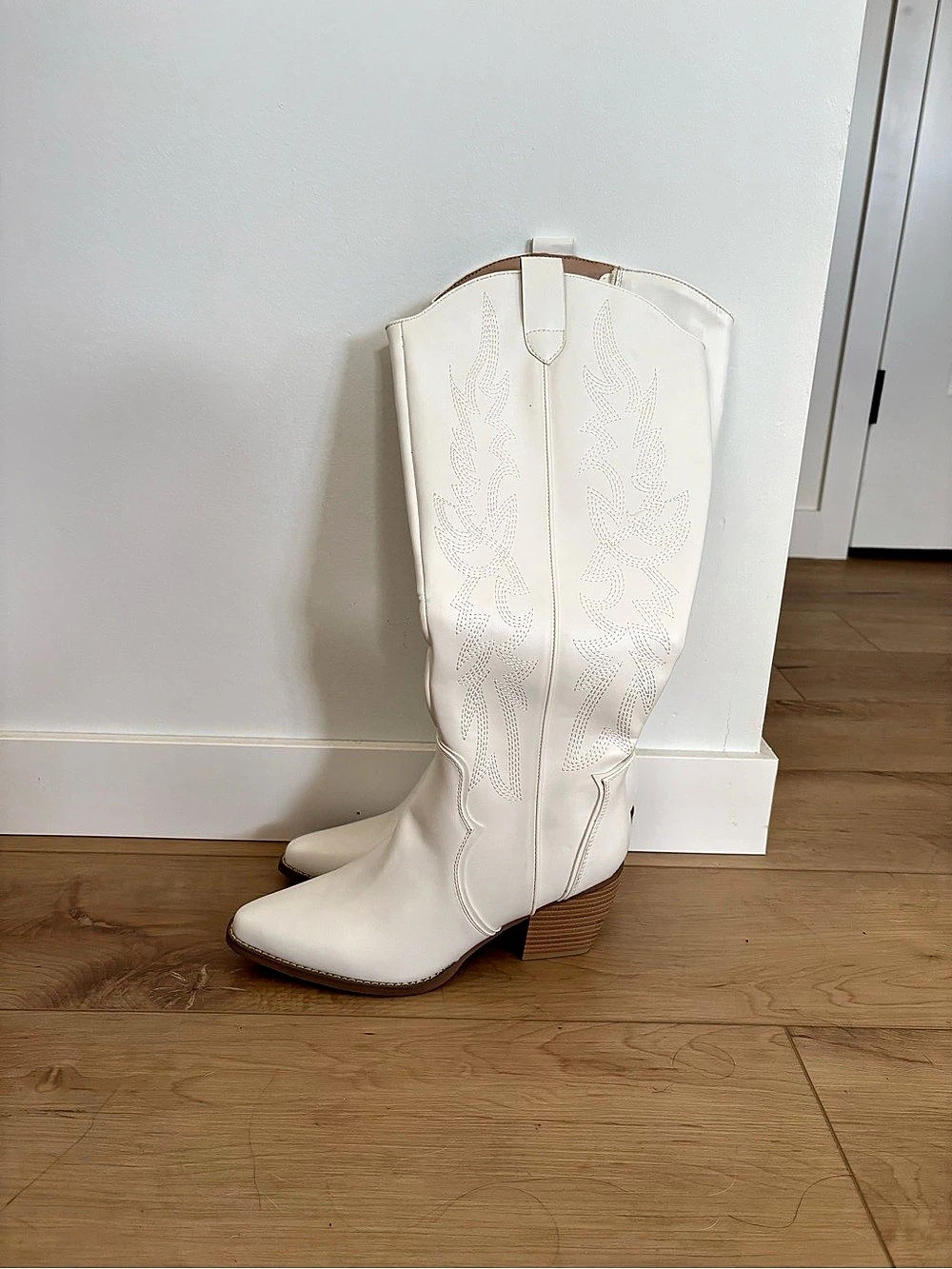 White cowboy/cowgirl boots